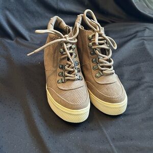 Women’s casual boots - size 6